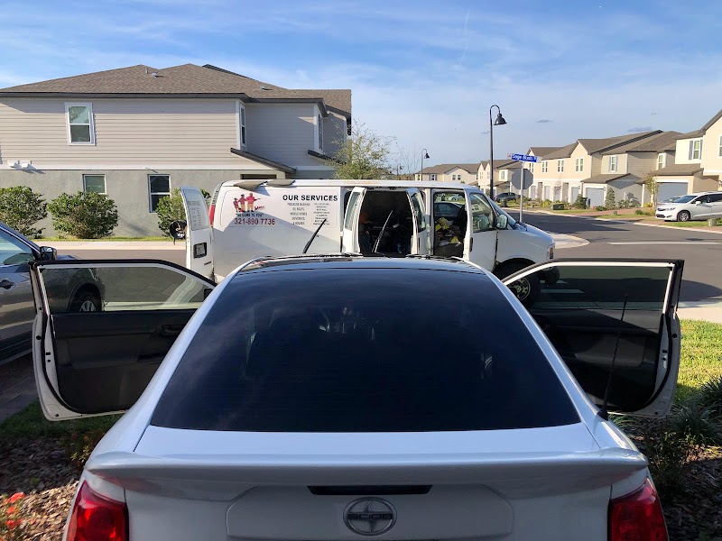 White Chrysler 300 on-location detail